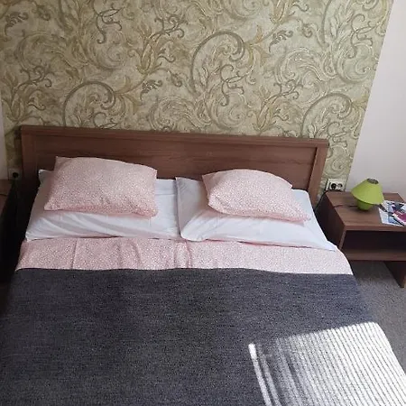 Vegvar Delux Apartament *